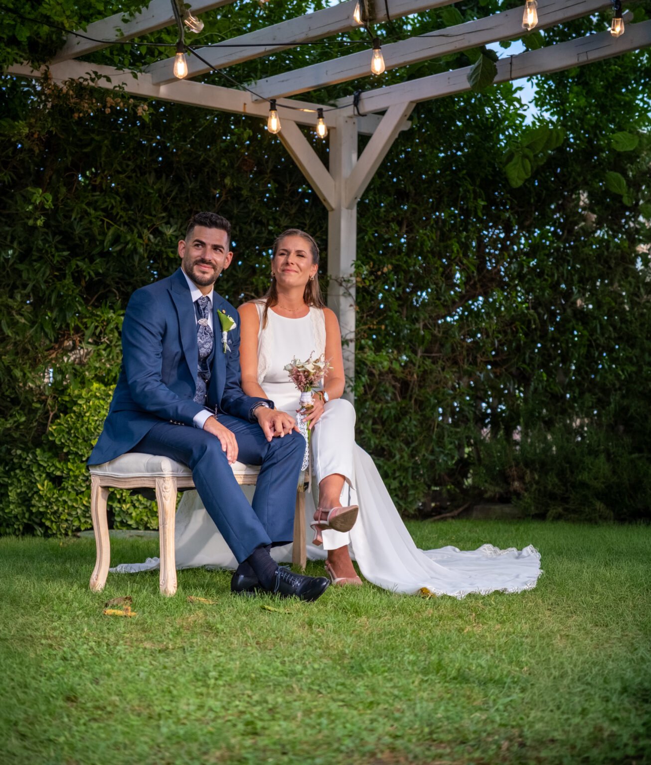 Antonio y Claudia en su ceremonia bajo la pérgola