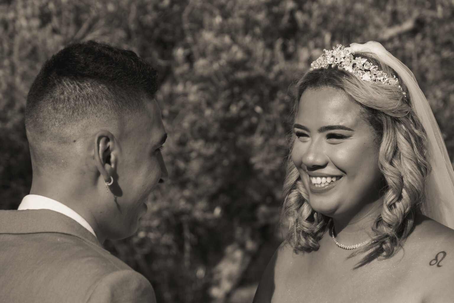 Novios sonriendo recién casados