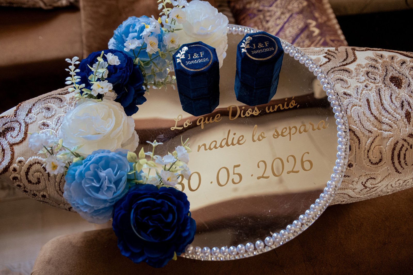 Manos de los novios con anillos