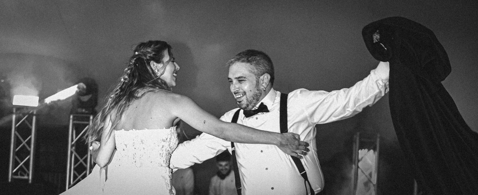 Novios bailando en la pista con los invitados