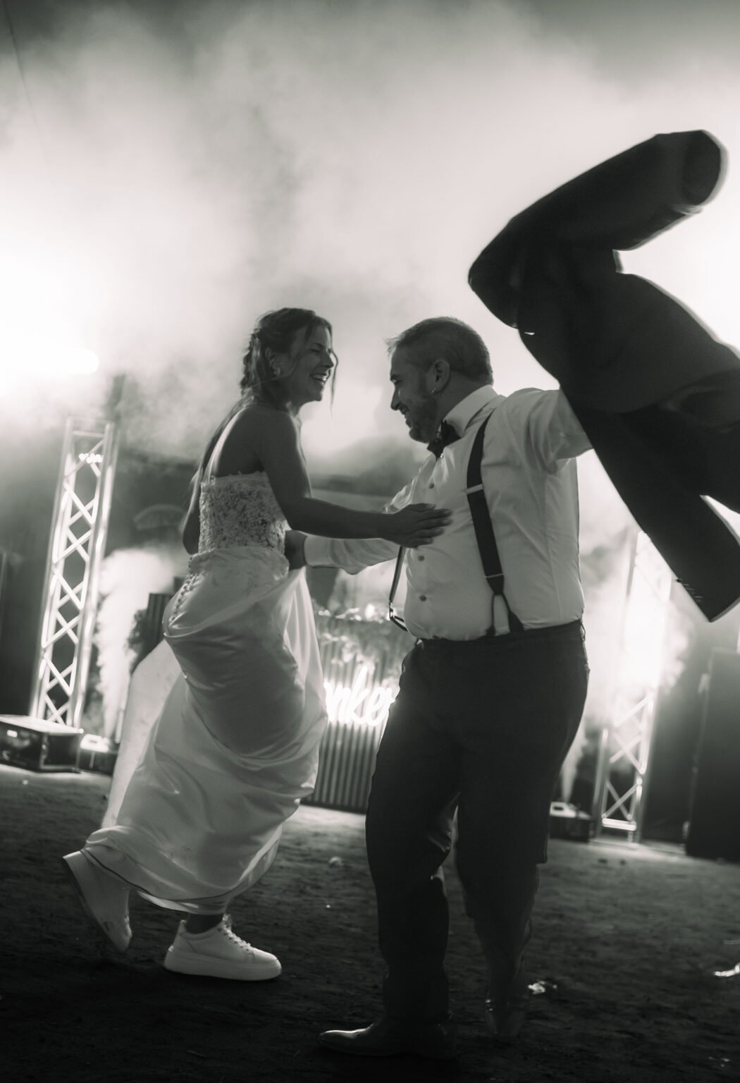 Novios bailando la última canción de la noche