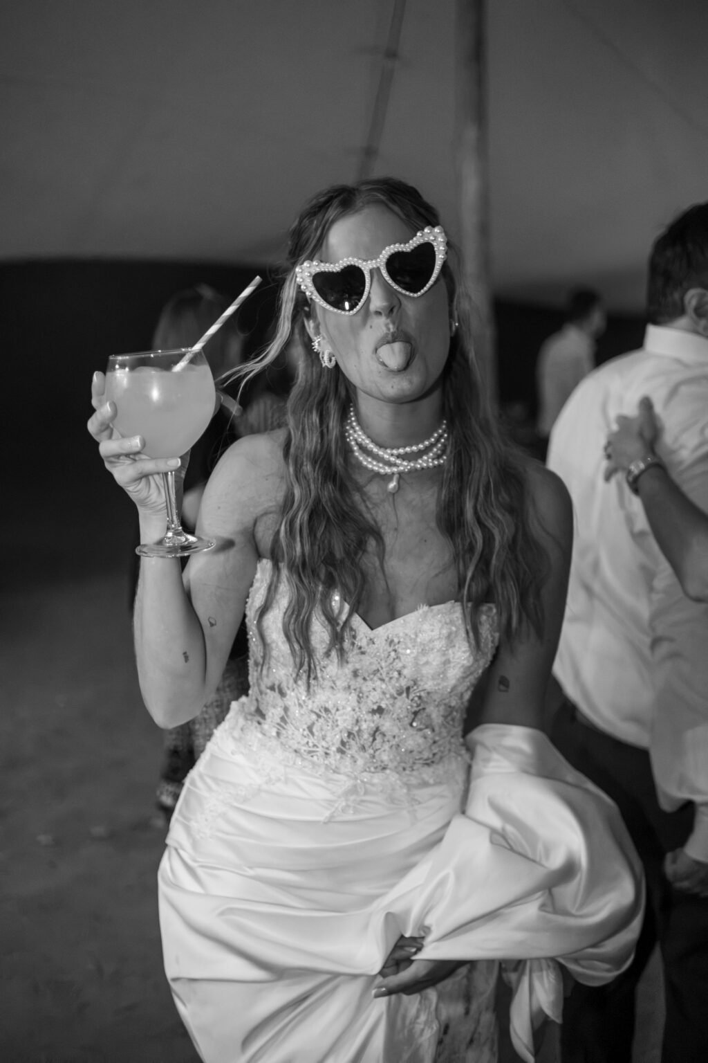 Marta con gafas de corazón en la fiesta