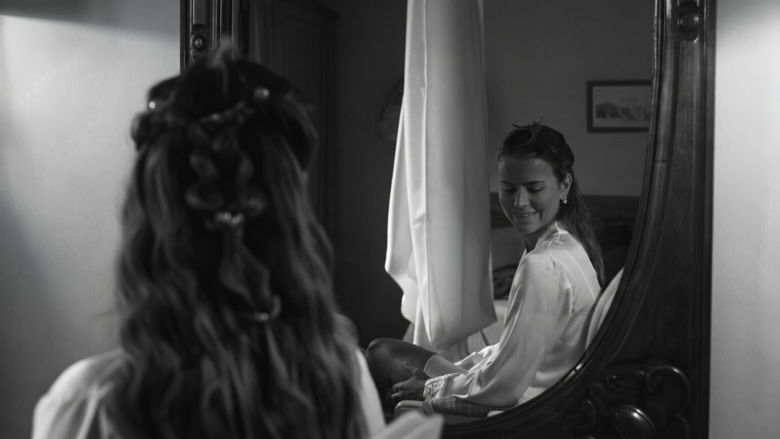 Novia preparándose frente al espejo